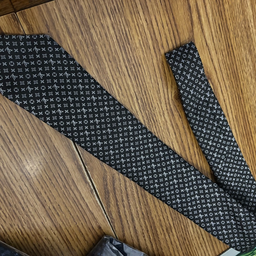 Louis Vuitton Black and White Patterned Tie, new but no box , sorry